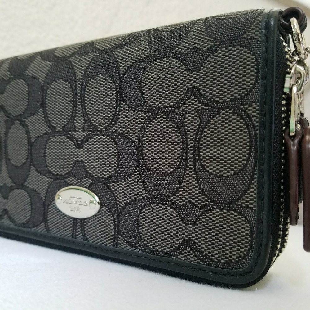 Coach Black C pattern double zip Wallet, Like New